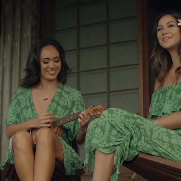 Off shoulder Jumper in Green Color - Picture 2 of 6